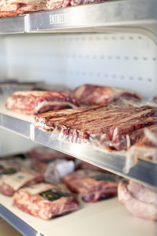 Cortes de carne en cámara frigorífica